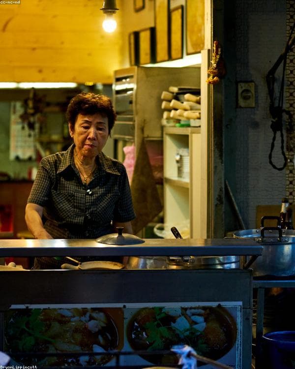 Femme utilisant Coraly dans sa cuisine